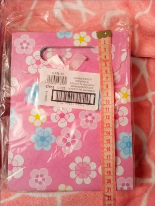 Bolsas de regalo con flores y rayas