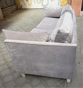 Sofá de tela beige y gris