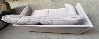 Sofá de tela beige y gris