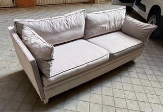 Sofá de tela beige y gris