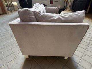 Sofá de tela beige y gris
