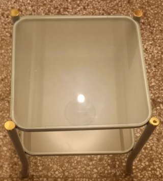 Mesa auxiliar cristal y metal dorada