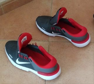 Zapatillas Nike Grises y Rojas