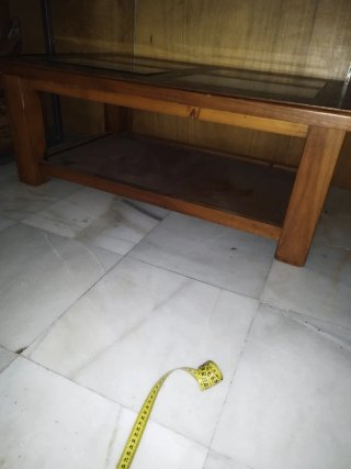 Mesa de centro de madera con tapa de cristal