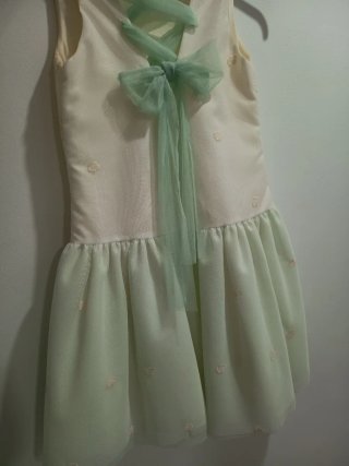 Vestido de niña con bordados