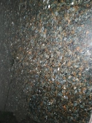 Mesa de forja negra y dorada