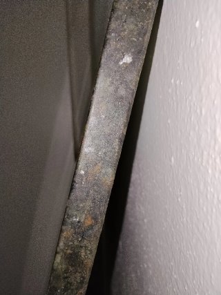 Mesa de forja negra y dorada