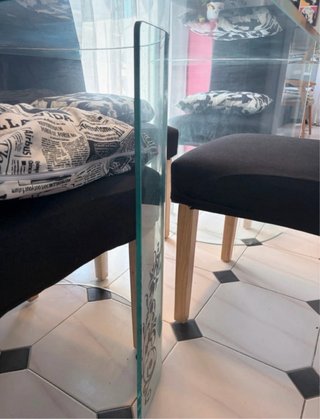 Mesa de comedor de cristal con diseño