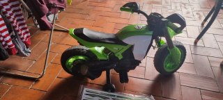 Moto eléctrica infantil verde y negra