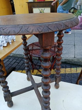Mesa auxiliar redonda antigua madera estilo renaci