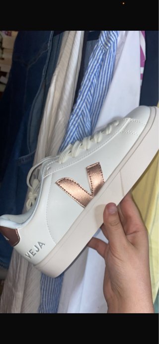 Zapatillas Veja Blancas y Doradas