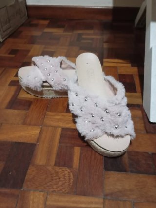 Sandalias plataforma rosas con tachuelas