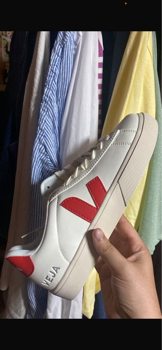 Zapatillas Veja Blancas y Rojas