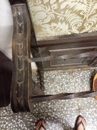 Mueble antiguo de madera y tela