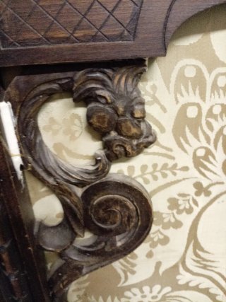 Mueble antiguo de madera y tela