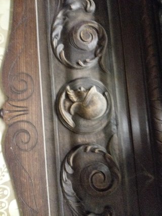 Mueble antiguo de madera y tela