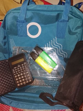 Mochila escolar + Estuche + Calculadora + Regalo