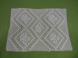 Tapete de ganchillo blanco