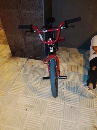Bicicleta BMX Roja y Negra