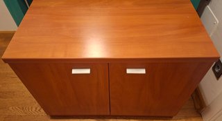 Mueble de madera con 2 puertas