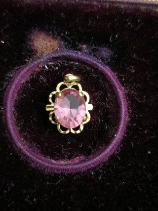Colgante dorado rosa con piedra