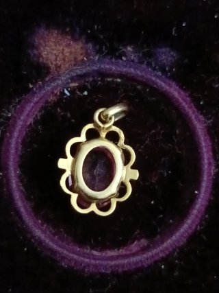 Colgante dorado rosa con piedra