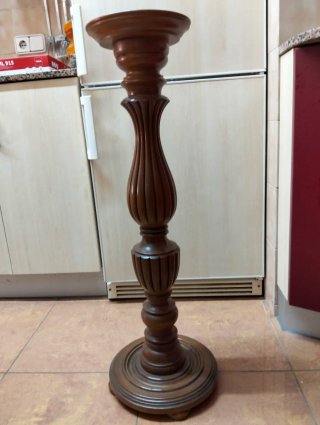 Pedestal de madera maciza tallada