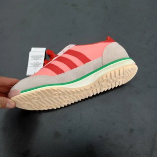 Zapatillas Adidas rosas y rojas