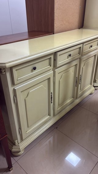 Mesa y sillas de comedor color crema