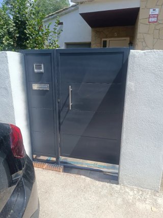 Fabricación Puerta peatonal metálica gris