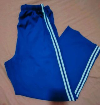Pantalón ancho azul  real con rayas blancas