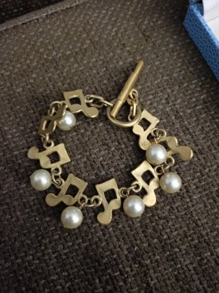 Pulsera dorada con perlas