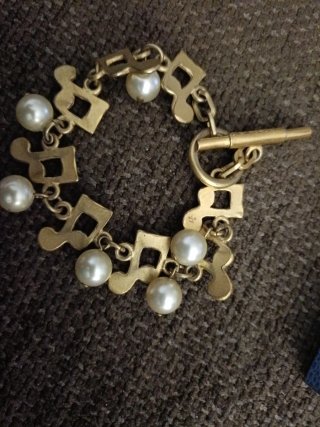 Pulsera dorada con perlas