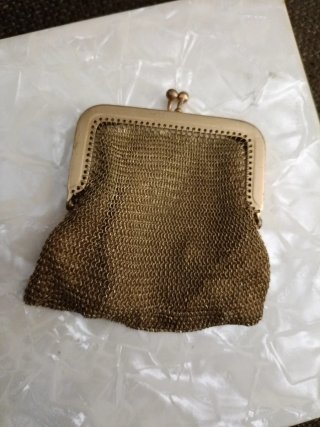 Cartera de metal dorada