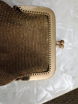 Cartera de metal dorada