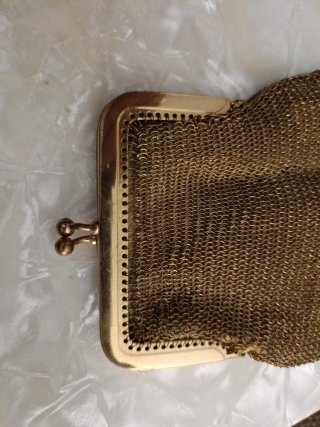 Cartera de metal dorada