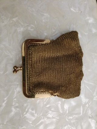 Cartera de metal dorada