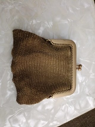 Cartera de metal dorada