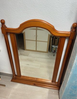 Espejo de madera con marco curvo