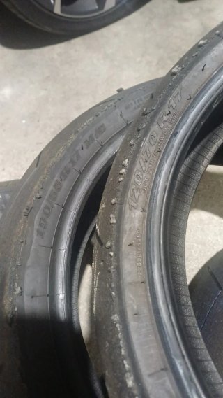 Juego Slicks Pirelli SC1 y Dunlop KR rayados