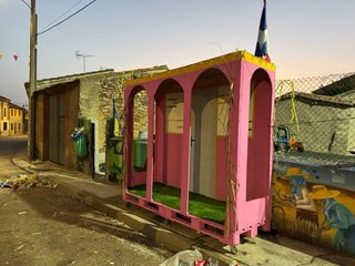 Caseta Bud Bunny rosa y amarilla