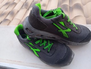 Zapatos de seguridad grises y verdes