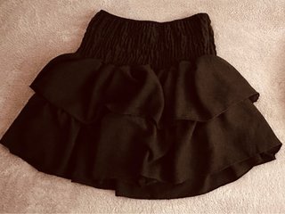 Falda negra volantes