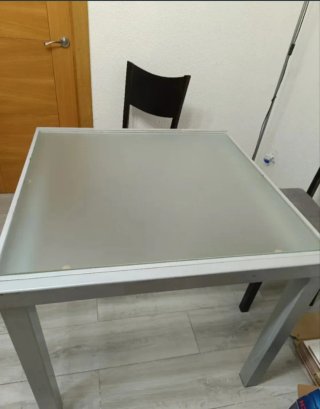 Mesa de comedor cristal y 4 sillas