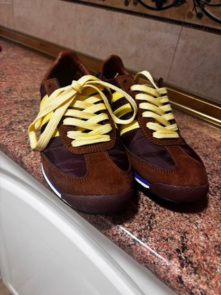 Deportivas Marrones y Amarillas