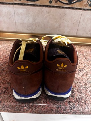 Deportivas Marrones y Amarillas