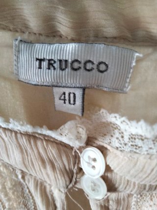 Blusa beige sin mangas con puntillas