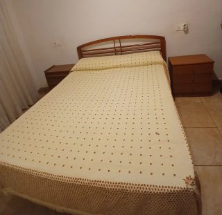 Cama con mesillas de noche