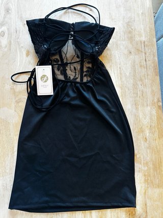 Vestido negro encaje y corsé