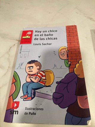 Hay un chico en el baño de las chicas - Louis Sach
